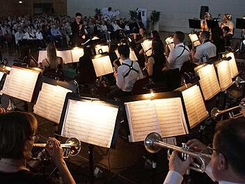 Mit einem überzeugenden Frühjahrskonzert im Oberaurach-Zentrum in Trossenfurt eröffnete der Musikverein Dankenfeld sein Jubiläumsjahr. Vor 50 Jahren war die Jugendblaskapelle Dankenfeld gegründet worden. 44 Musiker gestalteten das Konzert am Samstag.  Fotos: sw