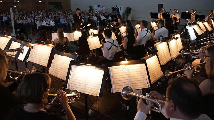 Mit einem überzeugenden Frühjahrskonzert im Oberaurach-Zentrum in Trossenfurt eröffnete der Musikverein Dankenfeld sein Jubiläumsjahr. Vor 50 Jahren war die Jugendblaskapelle Dankenfeld gegründet worden. 44 Musiker gestalteten das Konzert am Samstag.  Fotos: sw