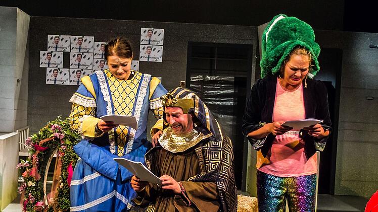 "Eros Ramazotti hat Angst vor der Arbeit": Die letzte Folge der Theaterserie "Selfies einer Utopie" feierte am Samstag Premiere in der Coburger Reithalle (von links: Kerstin Hänel, Frederik Leberle und Friedrike Pasch.Foto: Jochen Berger
