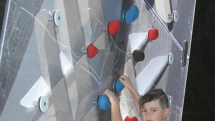 Leon Eli B&ouml;hm (10)  rutscht nach der H&auml;lfte  ab und springt ins Wasser.