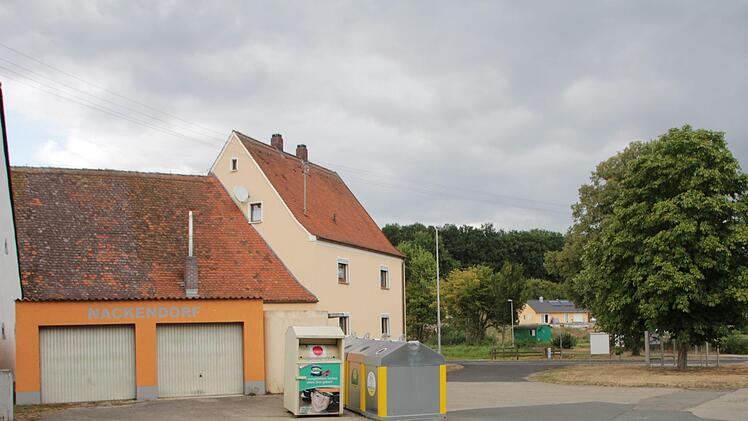 Hier entsteht das Nackendorfer Gemeinschaftshaus. Die beiden Garagen (links) werden integriert.  Foto: Andreas Dorsch