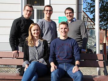 Johanna Weichlein, Maximilian Stopfer (vorne), Konrad Körner (hinten, 1. v. r.), Nico Kauper (Mitte) und Nathan Sauter (hinten links) wollen mit der Jungen Union in den Kreistag. Foto: Franziska Rieger