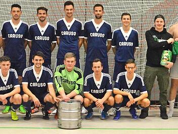 Das Nachtturnier beim TSV Weißenbrunn gewann der SV Großgarnstadt. Das Bild zeigt das Team (blaue Trikots) mit den Spielführern der weiteren Mannschaften, sowie Turnierleiter Dietmar Bauer (links).  Foto: privat