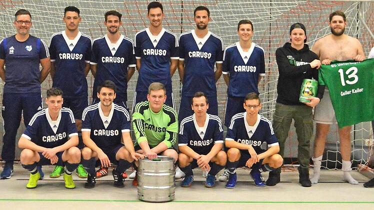 Das Nachtturnier beim TSV Weißenbrunn gewann der SV Großgarnstadt. Das Bild zeigt das Team (blaue Trikots) mit den Spielführern der weiteren Mannschaften, sowie Turnierleiter Dietmar Bauer (links).  Foto: privat