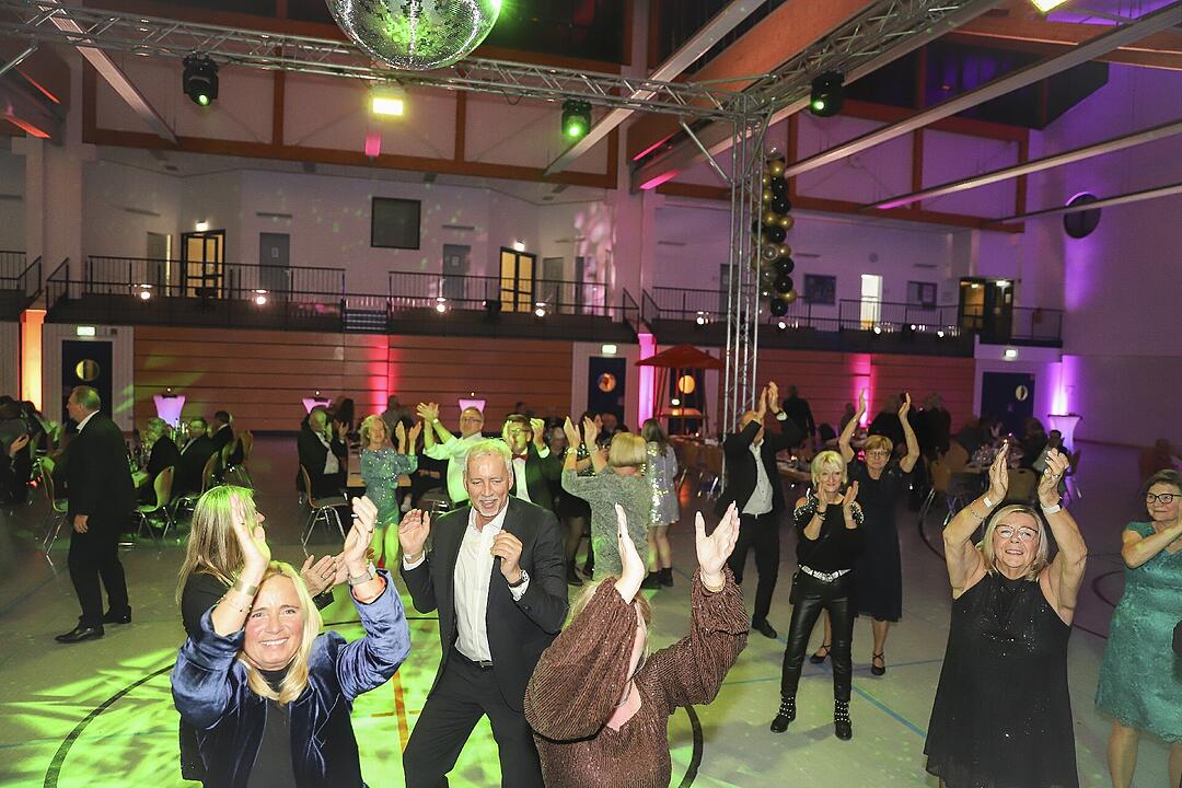 Es wurde in das Jahr 2025 gefeiert.