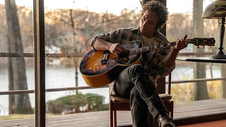 Nur ein kleiner Ausschnitt aus dem Leben des "Boss", dafür ein entscheidender: Jeremy Allen White verkörpert Bruce Springsteen in "Springsteen: Deliver Me From Nowhere".