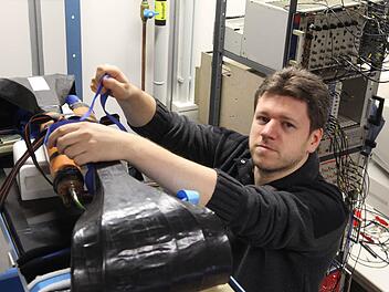 Martin Krapp arbeitet an einem Praktikumsversuch für Physikstudenten. Dabei wird die so genannte kosmische Höhenstrahlung nachgewiesen. Genauer gesagt werden dabei instabile Teilchen namens Myonen gemessen, die hauptsächlich in der Hochatmosphäre der Erde entstehen und bis auf die Erdoberfläche kommen können.  Foto: Georg Pöhlein