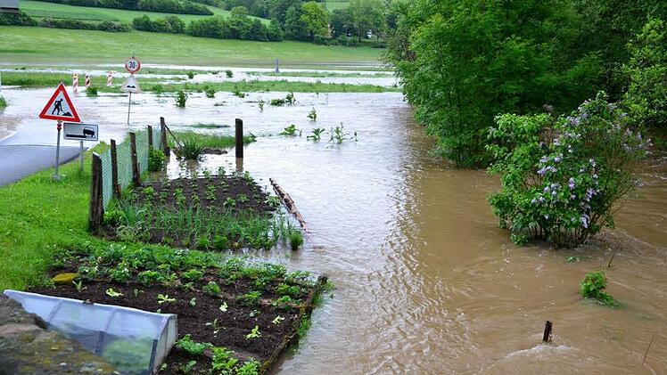 Die Straße von Waizendorf nach Feuln ist unpassierbar. Die Kartoffelbeete von Rudi Hartmann stehen unter Wasser.