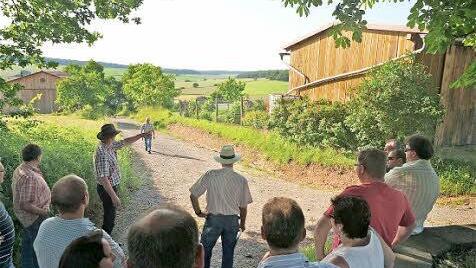 Die Wartmannsrother Gemeinderäte trafen sich zu einem Ortstermin oberhalb der Gartenstraße. Foto: Gerd Schaar