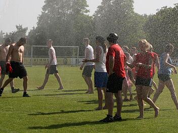 Eine Abkühlung tat den Teilnehmern beim Freizeit-Volleyballturnier in Pfarrweisach gut.