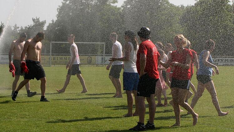 Eine Abkühlung tat den Teilnehmern beim Freizeit-Volleyballturnier in Pfarrweisach gut.