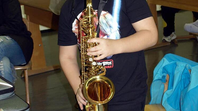 Schon wie ein Profi - Paul mit seinem neuen Saxophon Foto: Susanne Deuerling