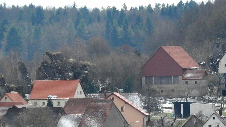 Andere Ansicht: Blick vom Sportheim auf den Ort. Rechts oben der Kirchturm gehört zur Dorfkirche, links davon, die Felsengruppe hinter einem Haus markiert den Platz des ehemaligen Burgstalles.