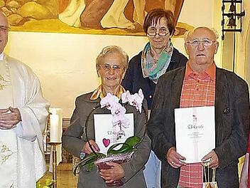 Die KAB Breitenloh ehrte langjährige Mitglieder. Das Bild zeigt (v. l.) Pater Maximilian Kray, Klara Lorenz, Ortsverbands-Sprecherin Gertrud Pöppl, Armin Weber und Diözesansekretärin Maria Gerstner.  Foto: H. Schülein
