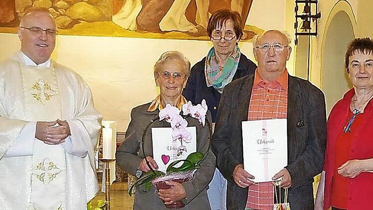 Die KAB Breitenloh ehrte langjährige Mitglieder. Das Bild zeigt (v. l.) Pater Maximilian Kray, Klara Lorenz, Ortsverbands-Sprecherin Gertrud Pöppl, Armin Weber und Diözesansekretärin Maria Gerstner.  Foto: H. Schülein
