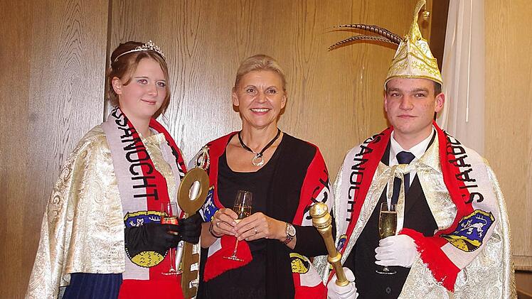 Hat sie nun drei Monate Urlaub? Bürgermeisterin Susanne Grebner (M.) übergab den Rathausschlüssel an das Prinzenpaar. Foto: Heike Schülein
