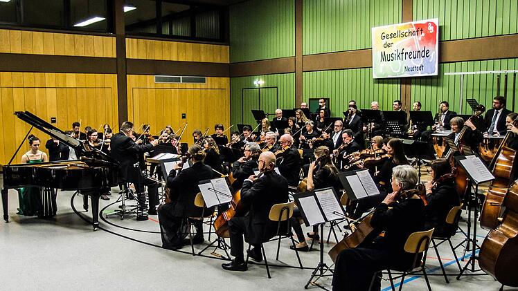 Impressionen vom Sinfoniekonzert der "Musikfreunde Neustadt".Foto: Jochen Berger