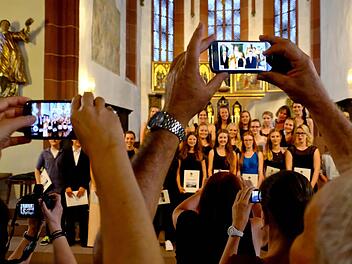 Die Realschüler stehen im Mittelpunkt der Aufmerksamkeit. Foto: Gerd Schaar