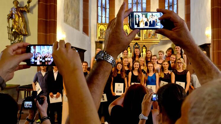 Die Realschüler stehen im Mittelpunkt der Aufmerksamkeit. Foto: Gerd Schaar