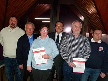 "Blutspenden ist ein Ja fürs Leben": Mit diesen Worten zeichneten Bürgermeister Jürgen Wittmann und Harald Lindner von der BRK-Bereitschaft bei der Gemeinderatssitzung Blutspender aus (von links): Michael Lang, Karl-Heinz Oberender, Christina Lutter, Jürgen Wittmann, Roland Rauschert, Harald Lindner. Foto: Lothar Weidner