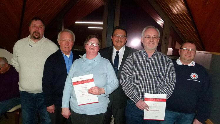 "Blutspenden ist ein Ja fürs Leben": Mit diesen Worten zeichneten Bürgermeister Jürgen Wittmann und Harald Lindner von der BRK-Bereitschaft bei der Gemeinderatssitzung Blutspender aus (von links): Michael Lang, Karl-Heinz Oberender, Christina Lutter, Jürgen Wittmann, Roland Rauschert, Harald Lindner. Foto: Lothar Weidner