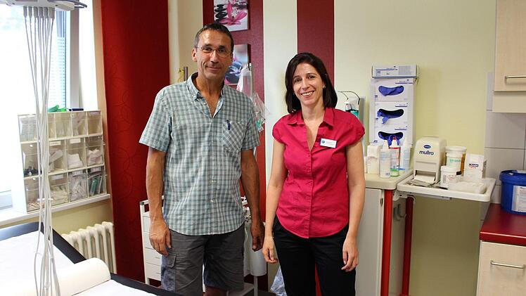 Dr. Rainer Nelkenstock und Sabine Hein begutachten die hergerichteten Räume der vorübergehenden Gemeinschaftspraxis in der Capio Franz von Prümmer Klinik. Foto: Julia Raab