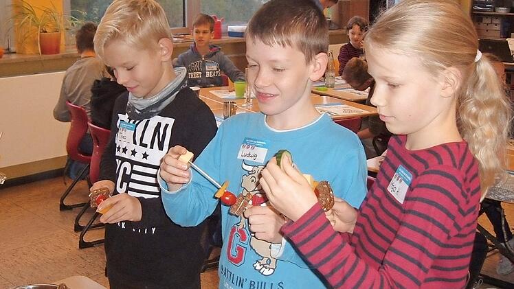 Piratenspieße selbst zusammenstellen machte den Kindern Spaß. Foto: privat
