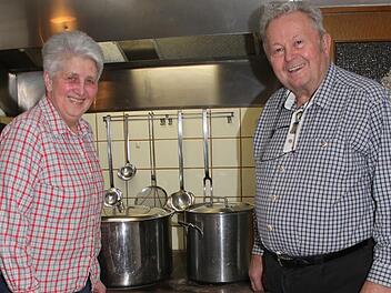 Der Ofen in der Küche der Untersteinacher Traditionsgaststätte "Zur Post"  hat Seltenheitswert. Hannelore(76) und Hans-Dieter Limmer (82) schließen jetzt das Gasthaus, das seit fünf Generationen im Familienbesitz ist. Foto: Sonny Adam