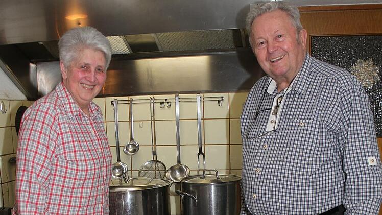 Der Ofen in der Küche der Untersteinacher Traditionsgaststätte "Zur Post"  hat Seltenheitswert. Hannelore(76) und Hans-Dieter Limmer (82) schließen jetzt das Gasthaus, das seit fünf Generationen im Familienbesitz ist. Foto: Sonny Adam