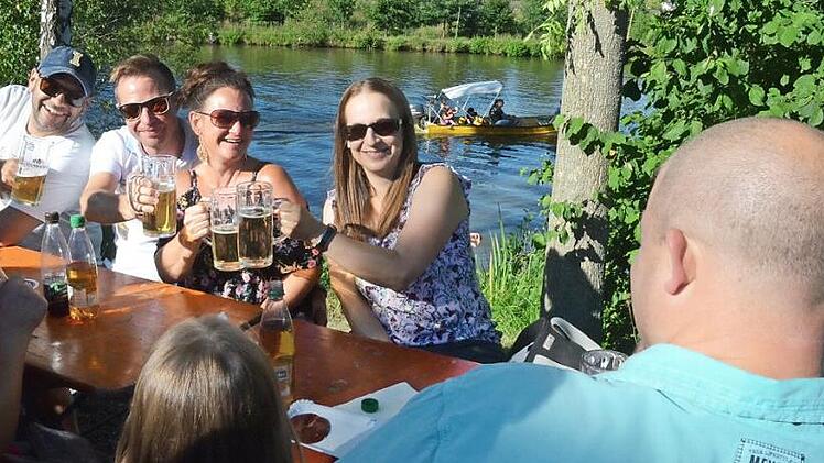 Bier, Bratwürste, Fischspezialitäten und Bootsfahrten (im Hintergund) sowie Musik sorgten für Gaumenschmaus und gute Unterhaltung beim Teichfest.  Fotos: K.-H. Hofmann