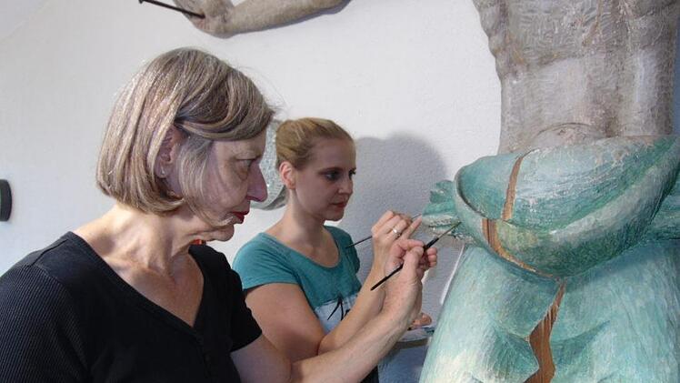 Für jede Fehlstelle wird die Farbe gemischt. Foto Petra Malbrich