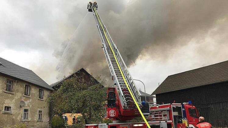 Auf einem Bauernhof in Oberfranken ist am Donnerstagvormittag ein Feuer ausgebrochen. Foto: NEWS5 / Fricke