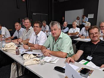 In Schkeuditz bei Leipzig vertritt Edgar Thomas (rechts) die Anliegen der Bauern aus dem Landkreis Bad Kissingen und diskutiert mit 70 weiteren Delegierten aus der bayerischen Land- und Forstwirtschaft &uuml;ber Herausforderungen der Zukunft. Markus Peters