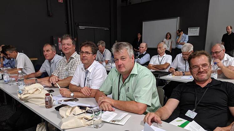 In Schkeuditz bei Leipzig vertritt Edgar Thomas (rechts) die Anliegen der Bauern aus dem Landkreis Bad Kissingen und diskutiert mit 70 weiteren Delegierten aus der bayerischen Land- und Forstwirtschaft &uuml;ber Herausforderungen der Zukunft. Markus Peters