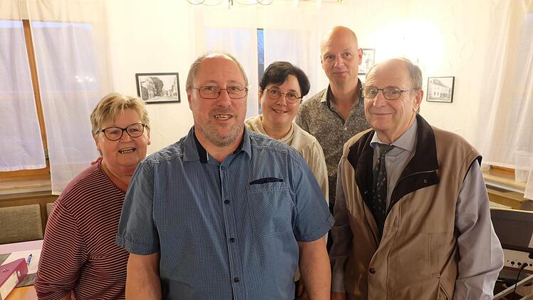 Der neue Vorstand (von links): Marie Luise Niedt, Jürgen Hofmann, Helga Minks, Bernd Wachenbrönner und Ludwig Kiesel. Philipp Bauernschubert