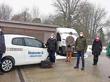 Bei der Spendenübergabe (von links) Michael Schulz, Melanie Beitzinger, Dekan Markus Müller, Michael Kuhnlein, Karin Pfadenhauer sowie Burgunde Brauer