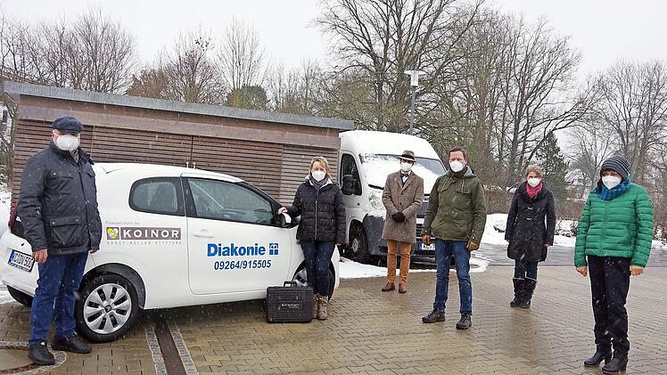 Bei der Spendenübergabe (von links) Michael Schulz, Melanie Beitzinger, Dekan Markus Müller, Michael Kuhnlein, Karin Pfadenhauer sowie Burgunde Brauer