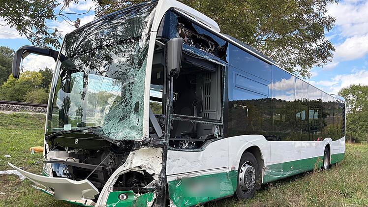 B27 bei Th&uuml;ngersheim: Frau stirbt bei Frontalcrash zwischen Pkw und Bus