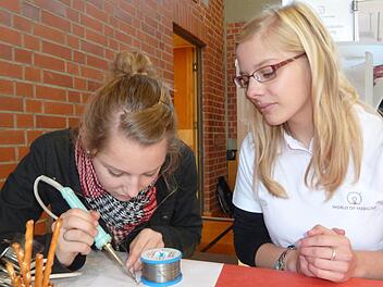 Bei der Ausbildungsmesse werden auch Mädchen an Technik herangeführt. Im Bild: Ein Eindruck aus dem Jahr 2011. Foto: Veronika Schadeck