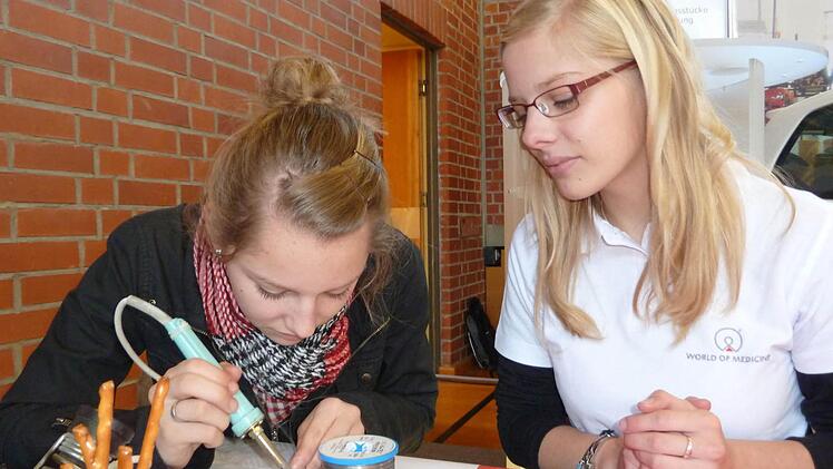 Bei der Ausbildungsmesse werden auch Mädchen an Technik herangeführt. Im Bild: Ein Eindruck aus dem Jahr 2011. Foto: Veronika Schadeck