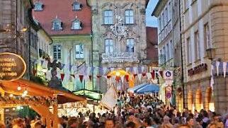 Gefeiert wird gerne inFranken: Ob die Bamberger Sandkerwa, das Forchheimer Annafest oder die Erlanger Bergkirchweih - das enorme Interesse an den Bildergalerien brachte einmal sogar den inFran- ken-Server zum kurzzeitigen Zusammenbruch.