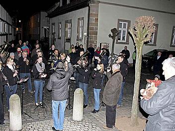 Das Maskottchen, der Lützel Ebern, hat ihm Glück gebracht. Jürgen Hennemann (rechts) wurde vom Blasorchester mit einem Ständchen als neuer Bürgermeister begrüßt. Foto: Ralf Kestel