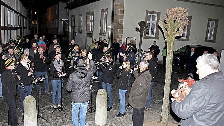 Das Maskottchen, der Lützel Ebern, hat ihm Glück gebracht. Jürgen Hennemann (rechts) wurde vom Blasorchester mit einem Ständchen als neuer Bürgermeister begrüßt. Foto: Ralf Kestel