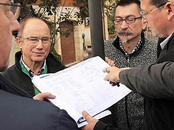 Der Bauausschuss sah sich vor Ort in Uetzing um: So, wie Leonhard Weis sich die Dachform vorstellt, passt es nicht in die Baulücke, befanden die Stadträte. Weis deutete vor Ort an, einer anderen Lösung gegenüber offen zu sein.