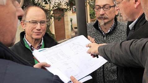 Der Bauausschuss sah sich vor Ort in Uetzing um: So, wie Leonhard Weis sich die Dachform vorstellt, passt es nicht in die Baulücke, befanden die Stadträte. Weis deutete vor Ort an, einer anderen Lösung gegenüber offen zu sein.