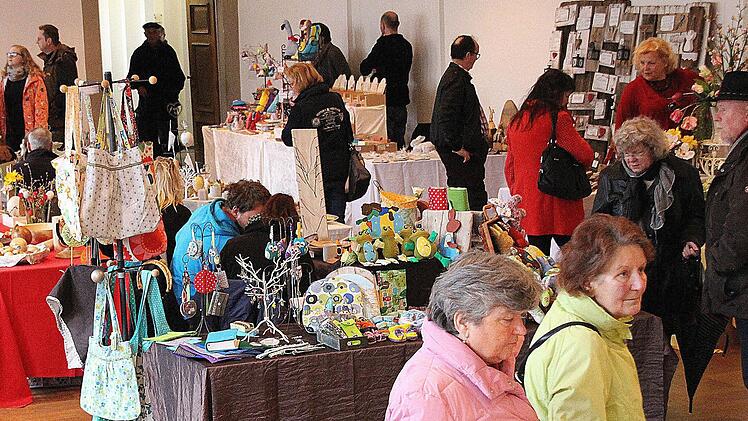 In der Alten Aula fand gestern der 16. Ostereier-Markt statt. Hier herrschte stets reger Betrieb, denn das Wetter konnte den Besuchern hier natürlich nichts anhaben.  Foto: Dieter Britz