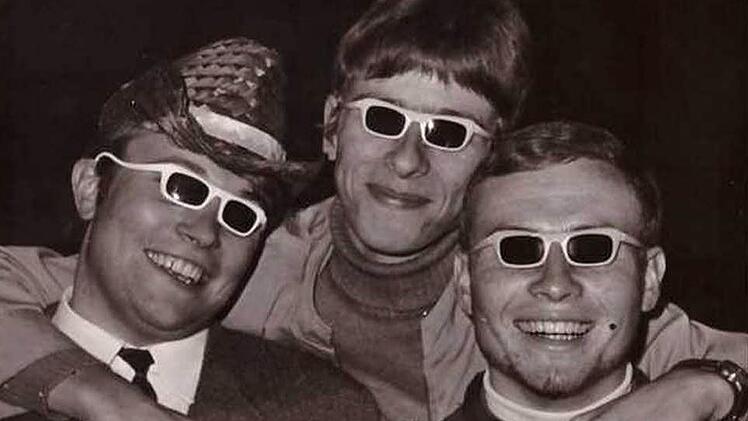 Carneby Street und Flower Power - die Kulmbacher Pfadfinder waren 1968 in London gut drauf. Hier grinst Thomas Gottschalk (Mitte) mit den Pfadfinder-Brüdern Ottmar Stopfer (links) und Gerhard Heinz (rechts) in die Kamera. Foto: privat