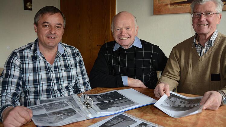 Erhard Bischof, Waldemar Hauk und Hilmar Gensler sichten historische Fotos von Diebach im Rahmen der Dorferneuerung. Foto: Assmann