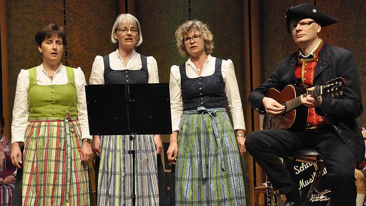 Die "Vasbühler Krammetsvögel" - drei Frauen - bilden ein Gesangstrio, welches mit Liedern in fränkischer Mundart faszinierte.  Fotos: Peter Klopf
