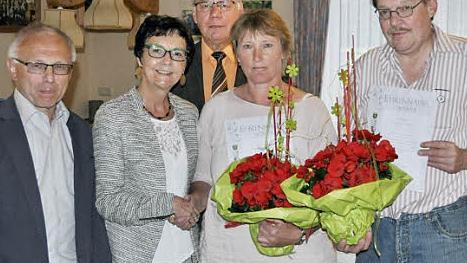 Helmut Lottes, Käthe Billner und Otto Tröppner zeichneten Claudia Krämer und Peter Römer für 25 Jahre Vereinstreue aus. Foto: Florian Dietsch